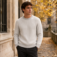 Maglione uomo grigio chiaro a righe verticali con girocollo bordato a costine