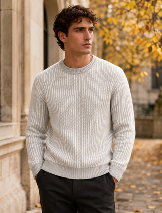 Maglione uomo grigio chiaro a righe verticali con girocollo bordato a costine