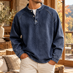 Maglione uomo blu navy con collo serafino, bottoni chiari e polsini ribattuti