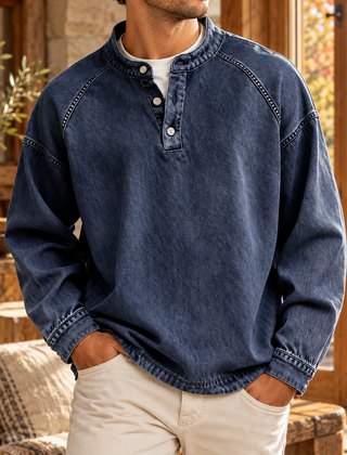 Maglione uomo blu navy con collo serafino, bottoni chiari e polsini ribattuti