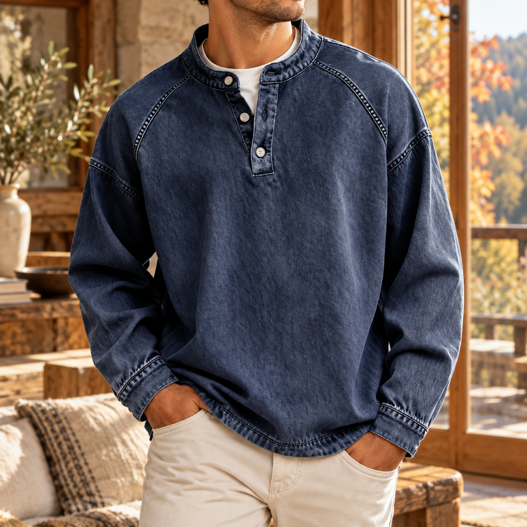 Maglione uomo blu navy con collo serafino, bottoni chiari e polsini ribattuti