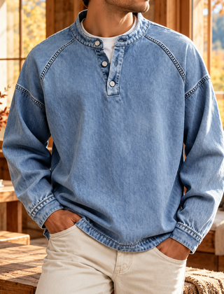 Maglione uomo blu con collo serafino abbottonato e orlo arrotondato ribattuto