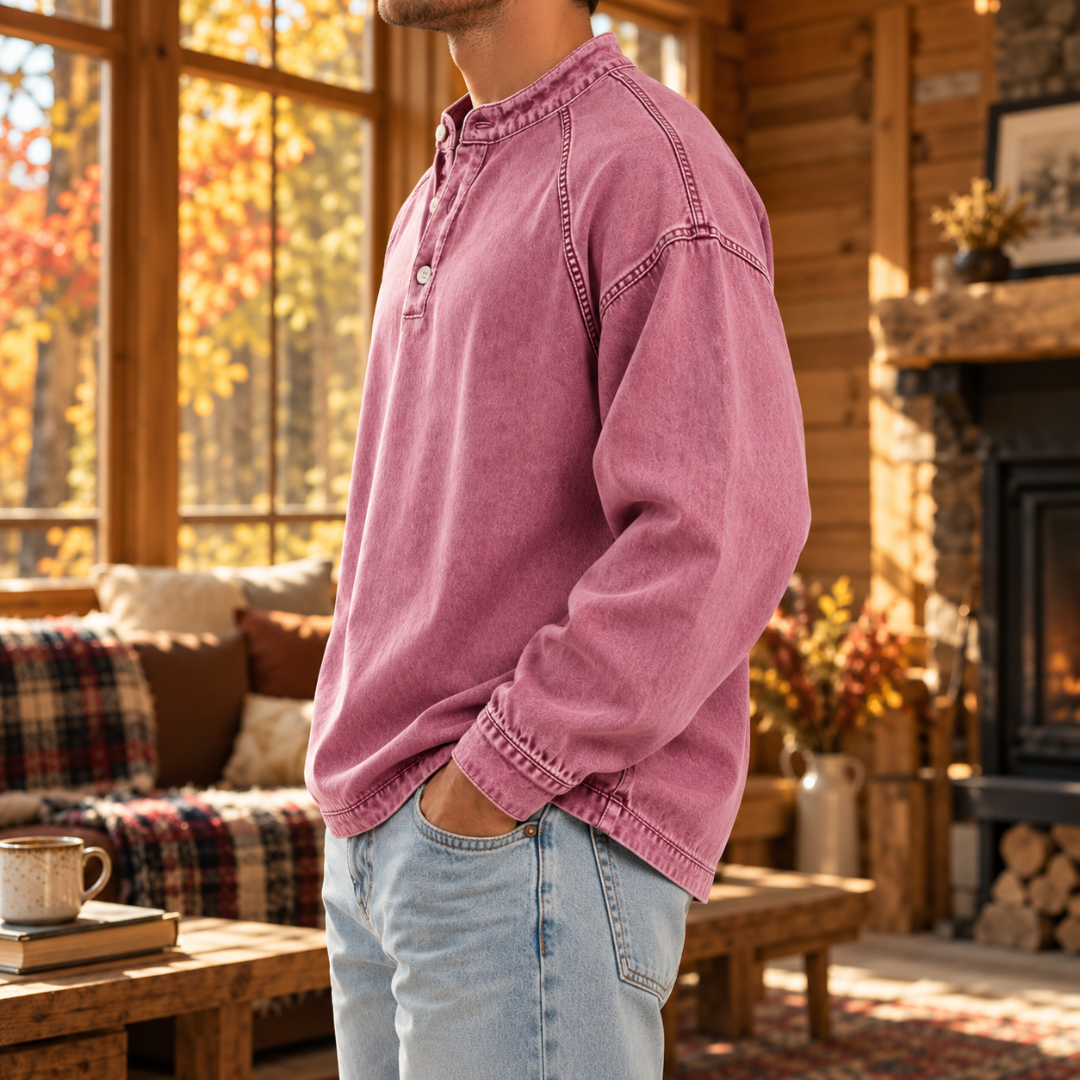Vista laterale del maglione uomo rosa con manica raglan e polsino ribattuto