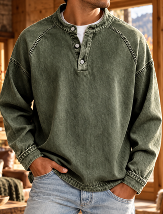 Maglione uomo verde oliva a collo serafino con cuciture raglan in evidenza