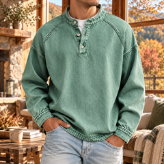 Maglione uomo verde a collo serafino con tre bottoni e maniche raglan lunghe