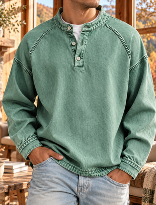 Maglione uomo verde a collo serafino con tre bottoni e maniche raglan lunghe