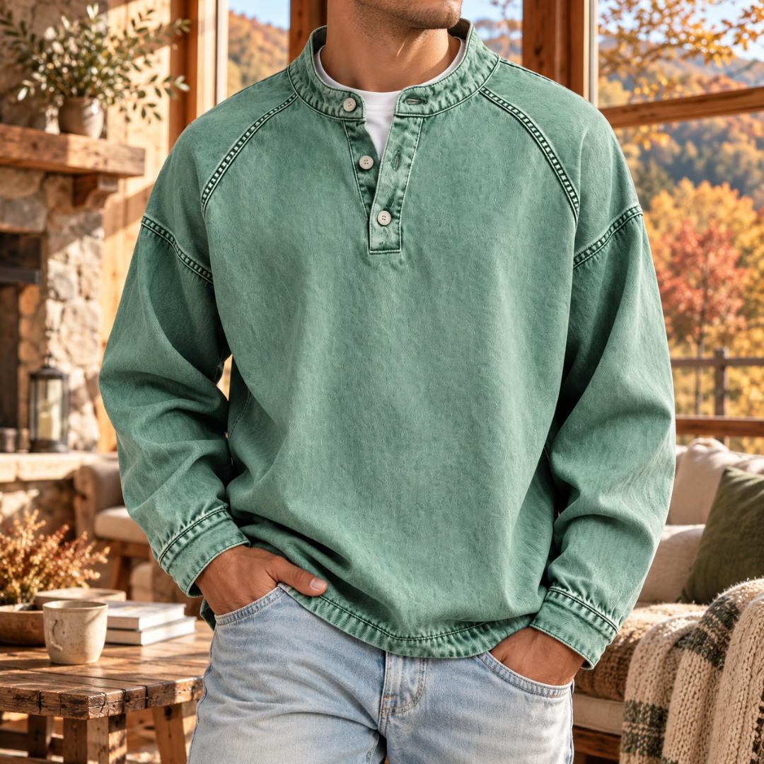 Maglione uomo verde a collo serafino con tre bottoni e maniche raglan lunghe