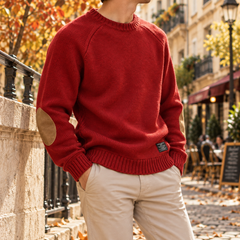 Maglione rosso indossato con pantaloni chiari, girocollo a coste e maniche raglan