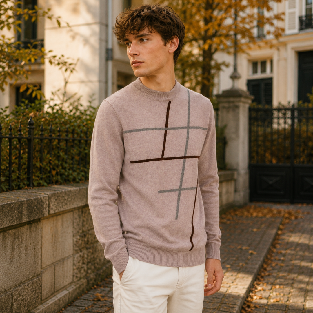 Maglione uomo cammello indossato con linee grafiche marroni e polsini a coste