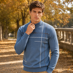Dettaglio del collo lupetto a coste sul maglione uomo blu a righe