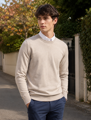 Maglione uomo beige a girocollo con polsi a coste e camicia bianca