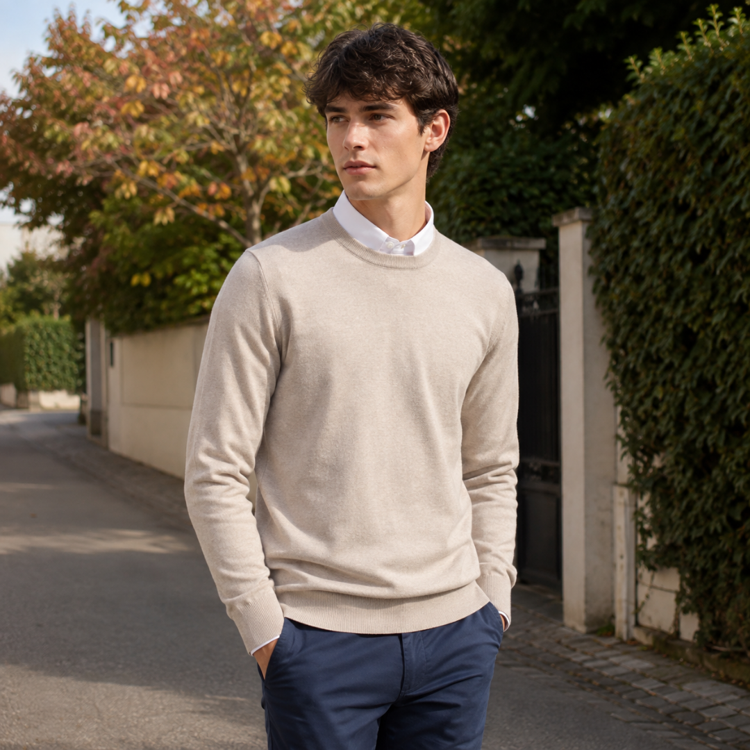 Maglione uomo beige a girocollo con polsi a coste e camicia bianca