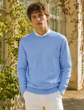Maglione uomo blu pastello a girocollo abbinato a pantaloni bianchi