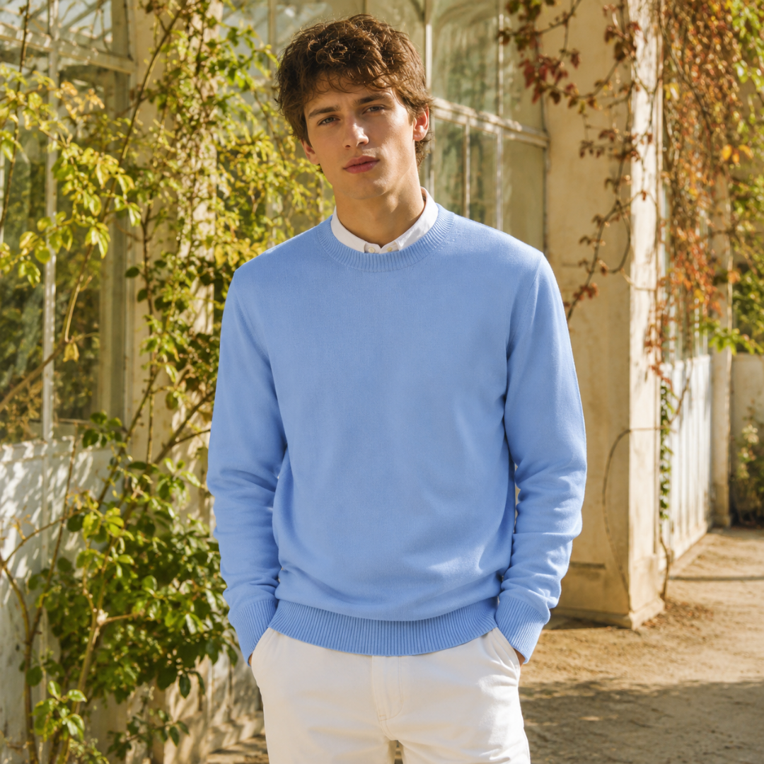 Maglione uomo blu pastello a girocollo abbinato a pantaloni bianchi