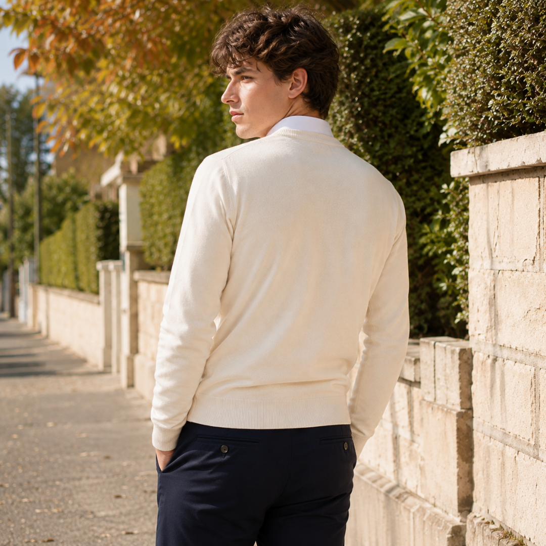 Vista posteriore del maglione uomo crema con spalle lisce e fondo a coste