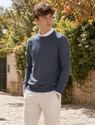 Maglione uomo grigio scuro a girocollo con pantaloni chiari, vista frontale