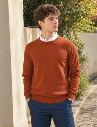 Maglione uomo marrone ruggine con girocollo a costine e fondo a coste