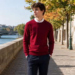 Maglione uomo rosso a girocollo indossato sopra una camicia bianca