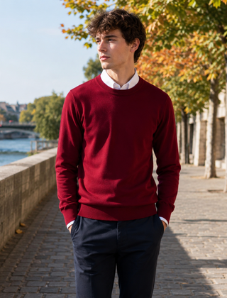 Maglione uomo rosso a girocollo indossato sopra una camicia bianca