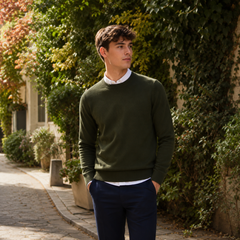 Maglione uomo verde militare a girocollo su camicia bianca e pantaloni blu