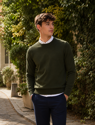 Maglione uomo verde militare a girocollo su camicia bianca e pantaloni blu