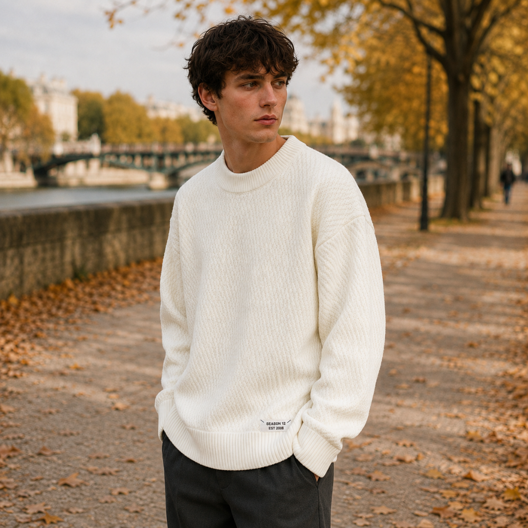 Maglione bianco da uomo con etichetta applicata sul fondo e polsini a coste
