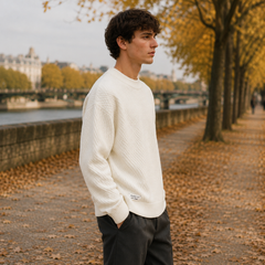 Maglione uomo bianco di tre quarti, trama lavorata e bordo inferiore a costine