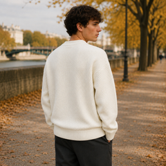 Vista posteriore del maglione bianco uomo con spalle scese e maniche lunghe