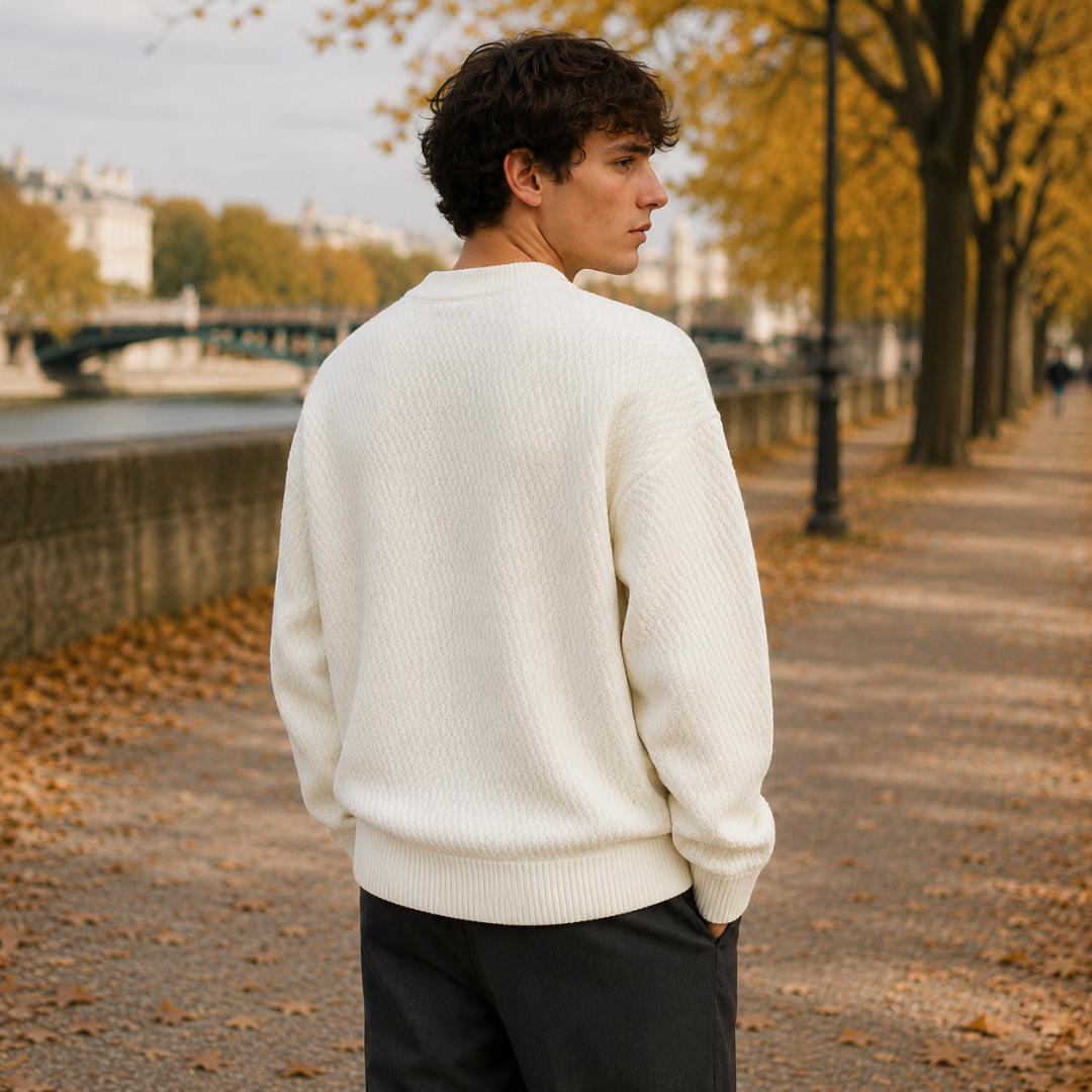 Vista posteriore del maglione bianco uomo con spalle scese e maniche lunghe