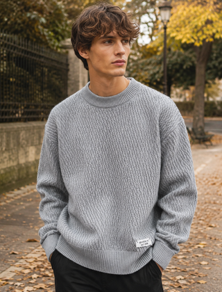 Maglione uomo grigio con trama lavorata, polsini a coste ed etichetta sul fondo