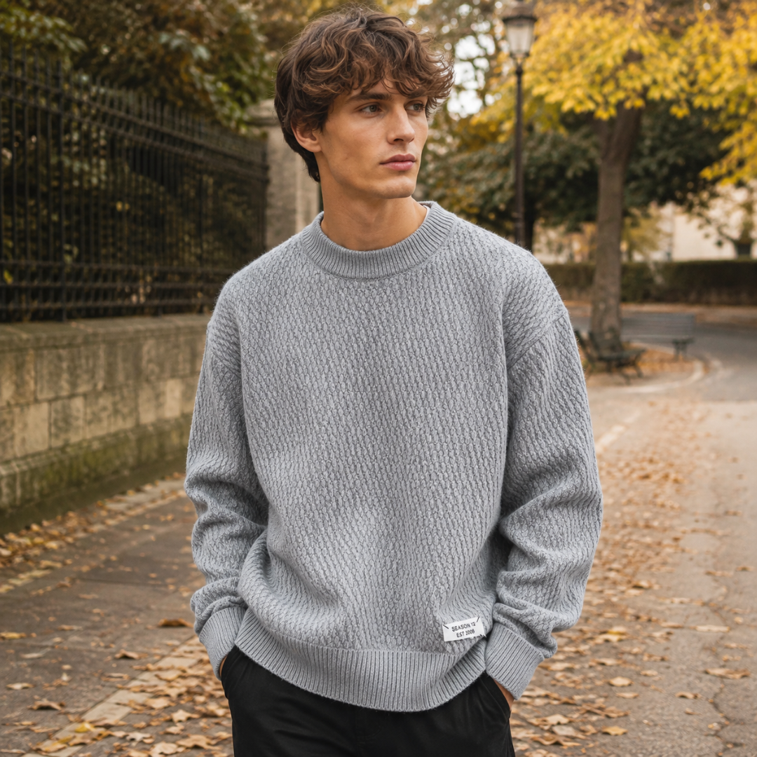 Maglione uomo grigio con trama lavorata, polsini a coste ed etichetta sul fondo