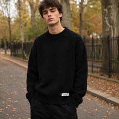 Maglione uomo nero in maglia lavorata con girocollo e bordo inferiore a coste
