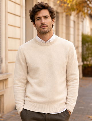 Maglione uomo beige a maglia liscia con bordi a coste su fondo e polsini