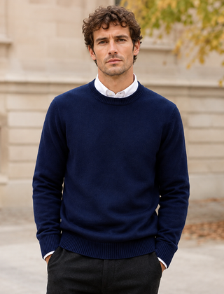 Maglione uomo blu navy a girocollo con bordi a coste, vista frontale in strada