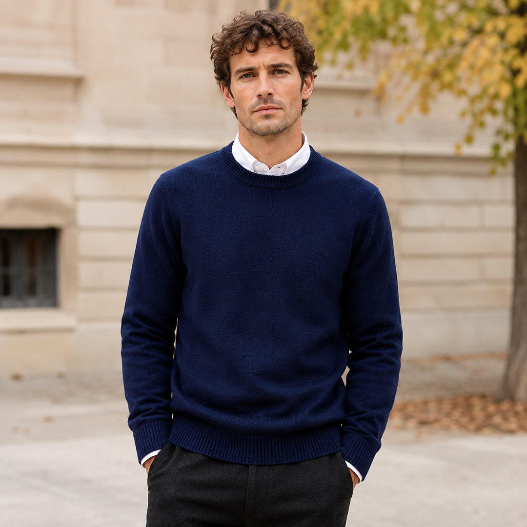 Maglione uomo blu navy a girocollo con bordi a coste, vista frontale in strada