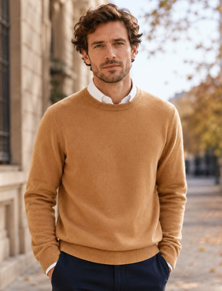 Maglione uomo caramello a girocollo con camicia bianca sotto, vista frontale