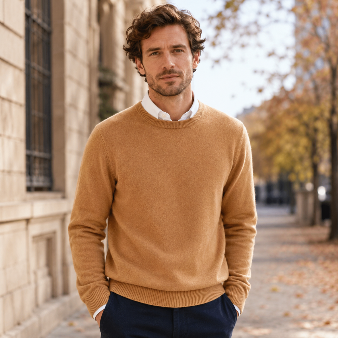 Maglione uomo caramello a girocollo con camicia bianca sotto, vista frontale