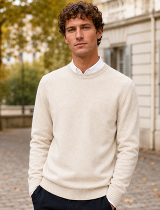 Maglione uomo crema a girocollo con colletto bianco a contrasto, vista frontale