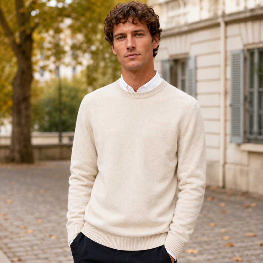 Maglione uomo crema a girocollo con colletto bianco a contrasto, vista frontale