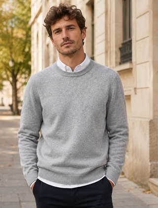 Maglione uomo grigio chiaro a girocollo con camicia bianca che spunta dal fondo