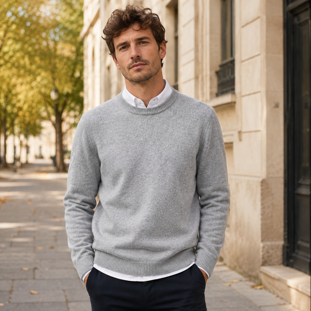 Maglione uomo grigio chiaro a girocollo con camicia bianca che spunta dal fondo