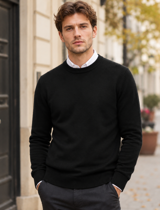 Maglione uomo nero a girocollo su camicia bianca e pantaloni grigio scuro