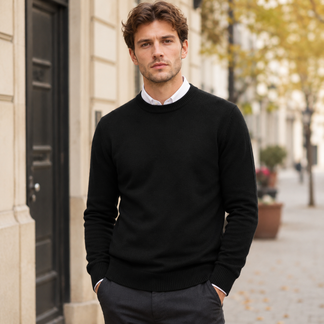 Maglione uomo nero a girocollo su camicia bianca e pantaloni grigio scuro