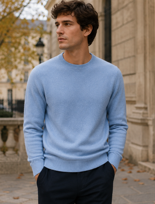 Maglione uomo azzurro a girocollo con bordi a coste sul fondo