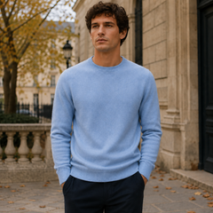 Uomo con maglione azzurro a girocollo e maniche lunghe, vista frontale