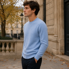 Maglione azzurro tinta unita da uomo, ripresa di tre quarti con polsi a coste