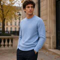 Maglione uomo azzurro con collo a coste, indossato con pantaloni scuri