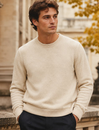 Maglione uomo beige a girocollo con bordi a coste su collo e polsi