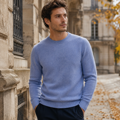Maglione uomo blu a girocollo in maglia tinta unita, ripresa in strada