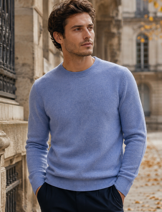 Maglione uomo blu a girocollo in maglia tinta unita, ripresa in strada